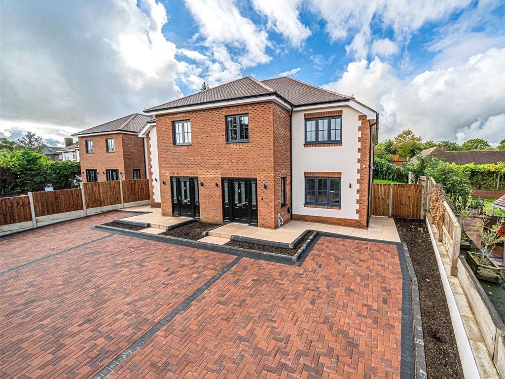 4 bed semidetached house to rent in Harvil Road, Ickenham, Middlesex