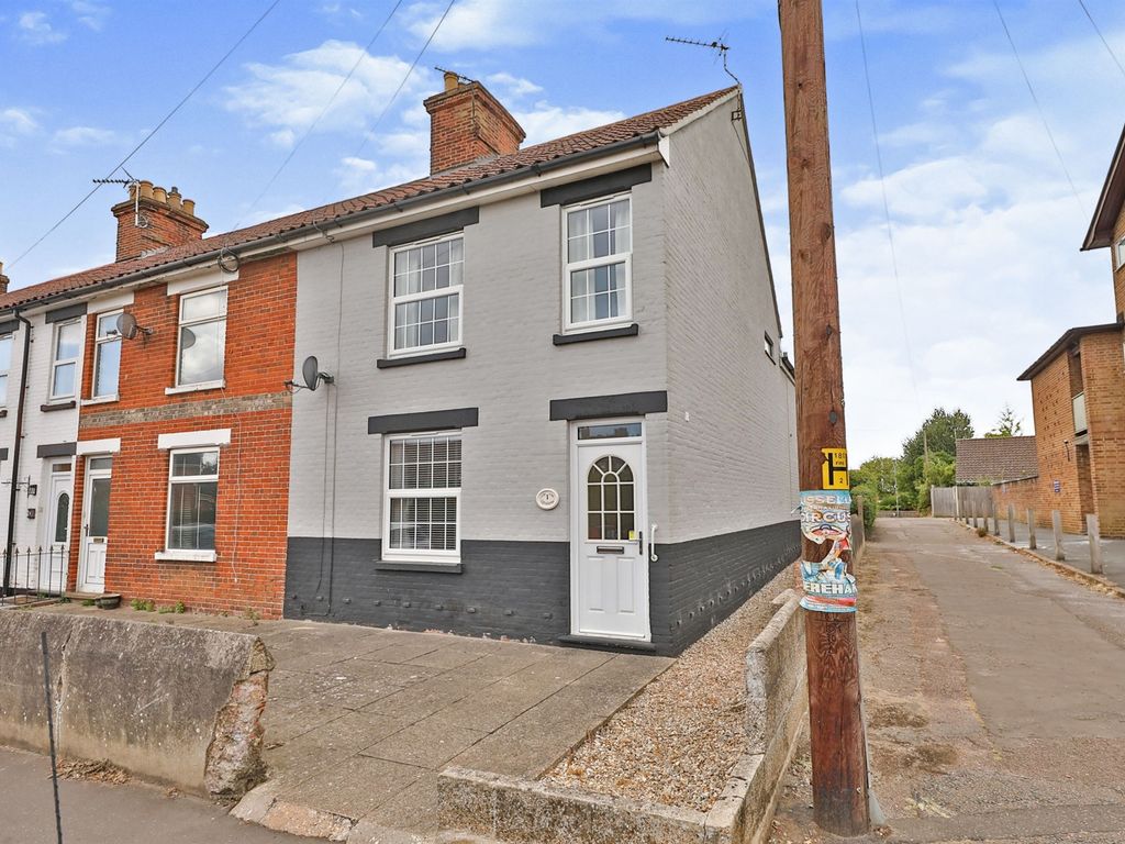 3 bed end terrace house for sale in Clifton Terrace, Southend, Dereham