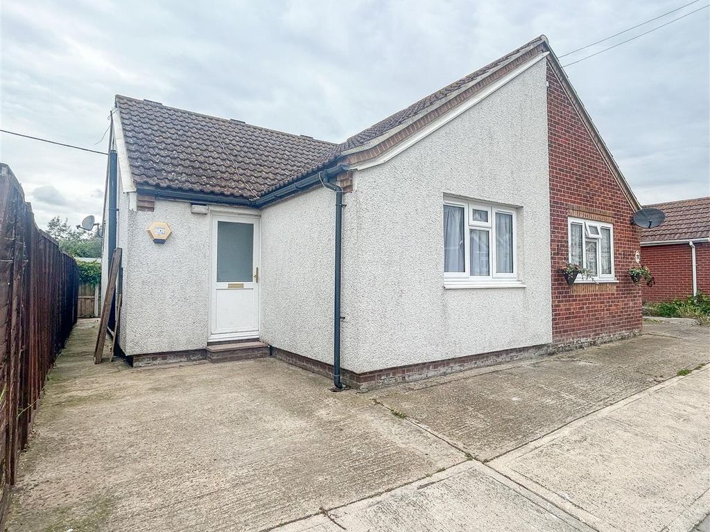 2 bed semidetached bungalow for sale in Essex Avenue, Jaywick, Clacton