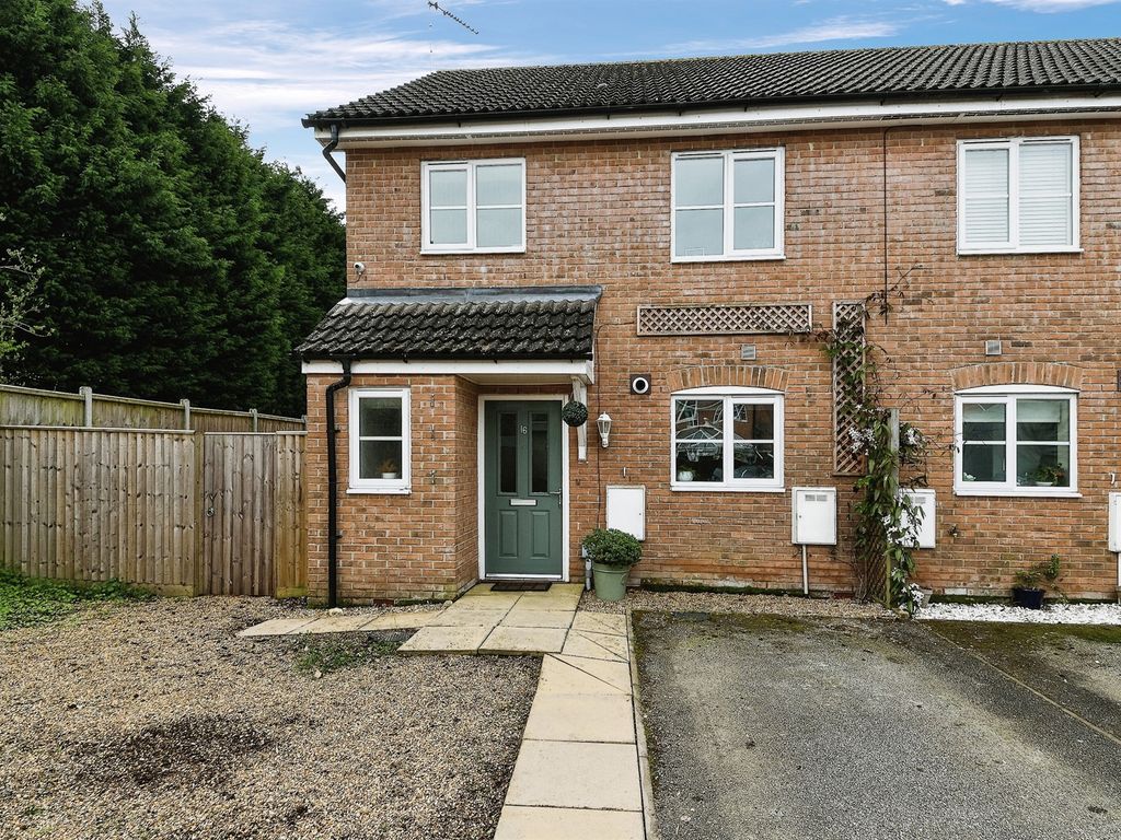 3 bed semidetached house for sale in Kent Drive, Watlington, King's