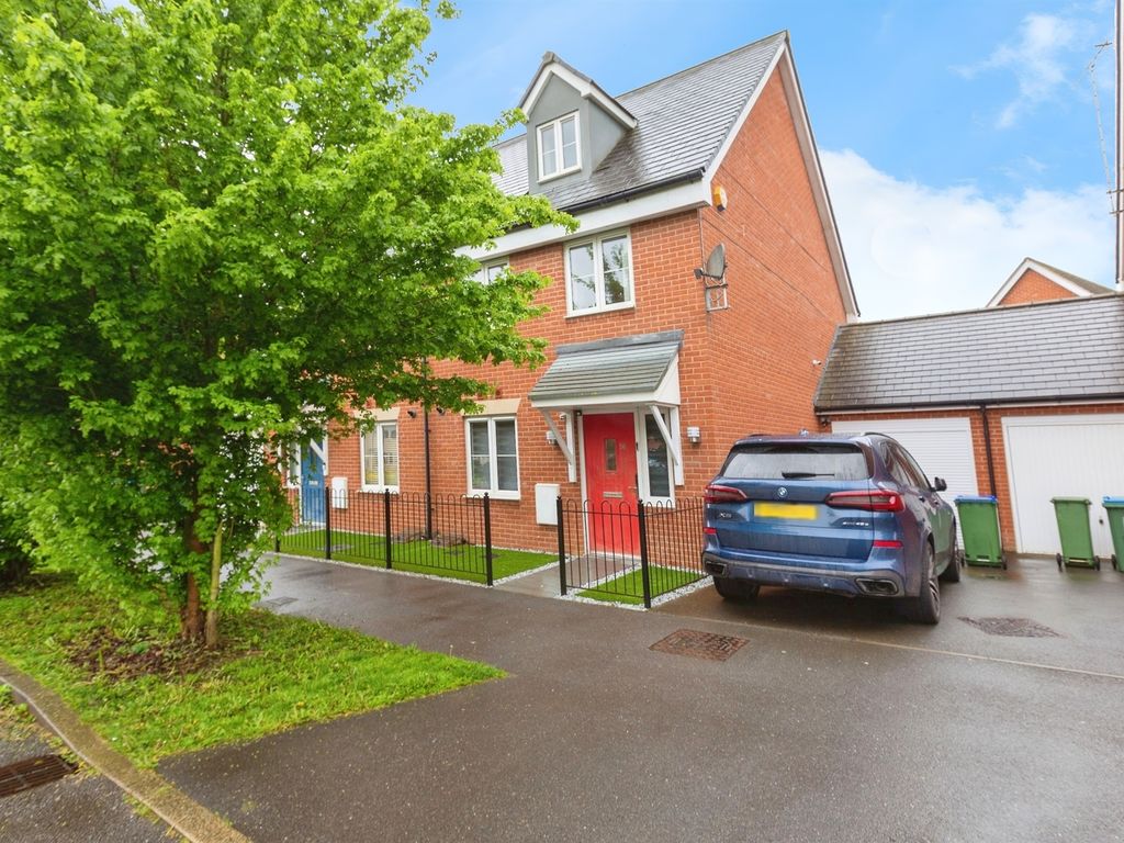 3 bed semidetached house for sale in Moorcroft Lane, Aylesbury HP18, £