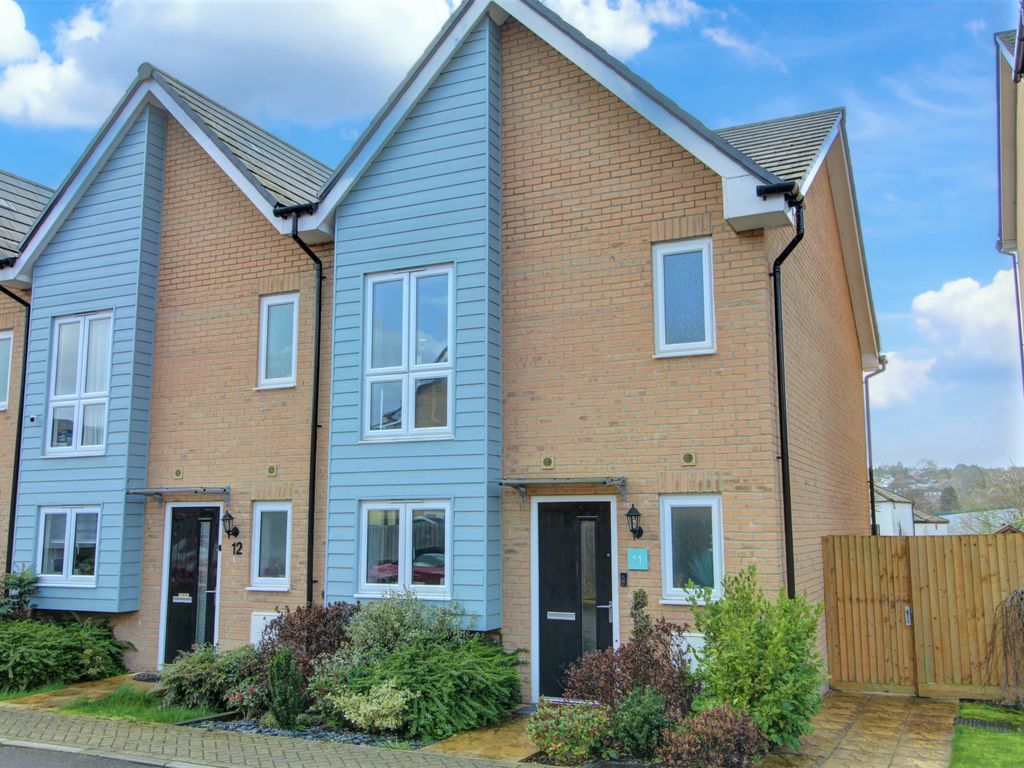 3 bed semidetached house for sale in Bridgeview Close, Hemel Hempstead