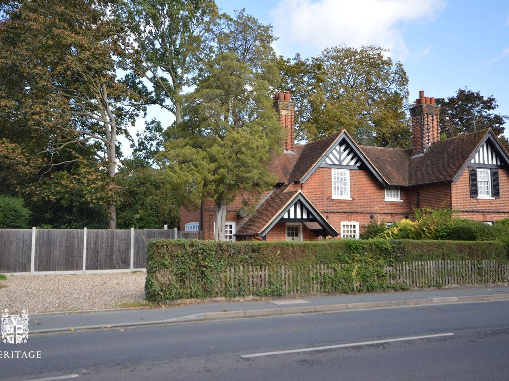 3 bed semidetached house to rent in Coggeshall Road, Braintree CM7, £