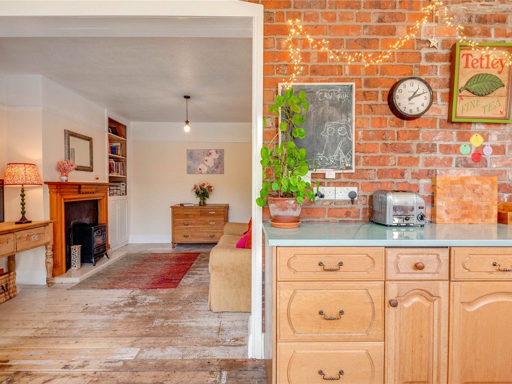 4 bed semidetached house for sale in Forest Road, Cuddington