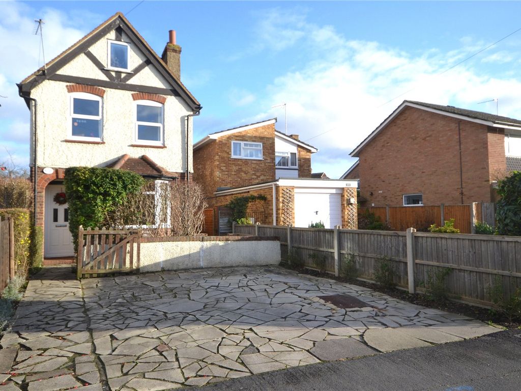 4 bed detached house for sale in Loop Road, Woking GU22, £600,000 Zoopla