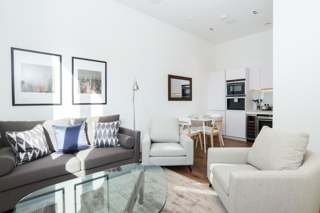 2 bed flat to rent in Roman House, Wood Street, Barbican, London EC2Y