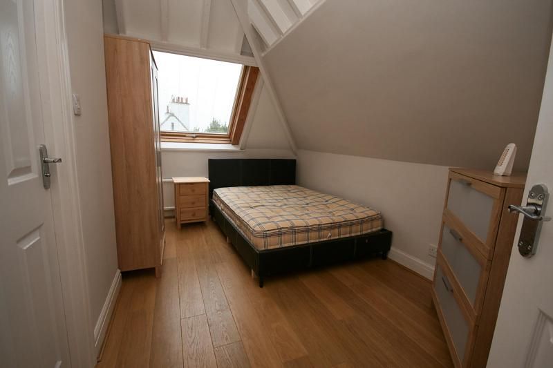 Room to rent in Ashdown Road, Epsom KT17, £700 pcm Zoopla