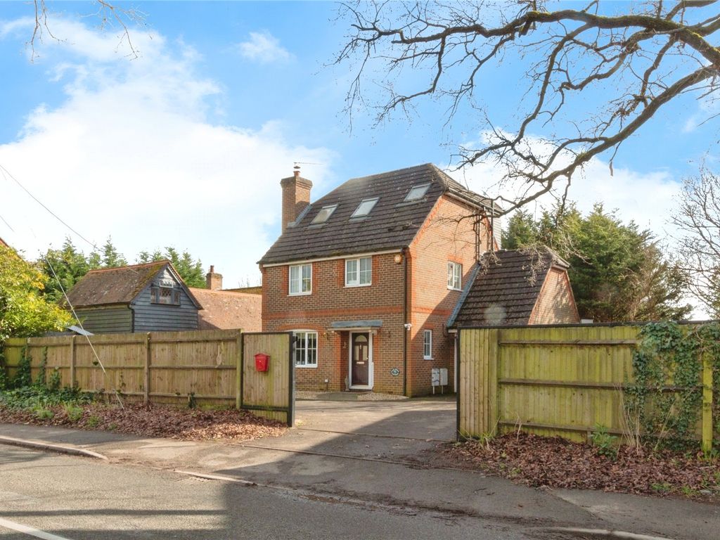4 bed detached house for sale in Silchester Road, Tadley, Hampshire