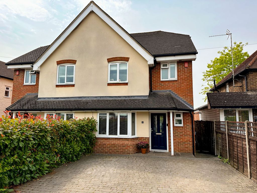 4 bed semidetached house for sale in Wendover Road, Burnham, Slough