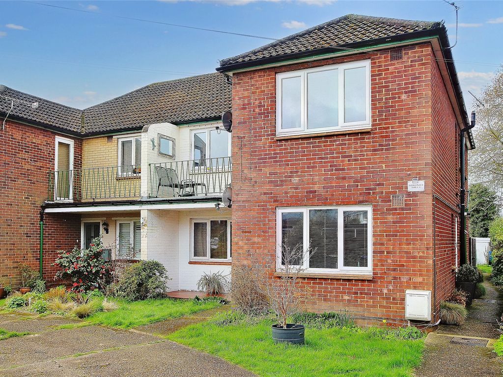 2 bed for sale in Knaphill, Woking, Surrey GU21, £270,000