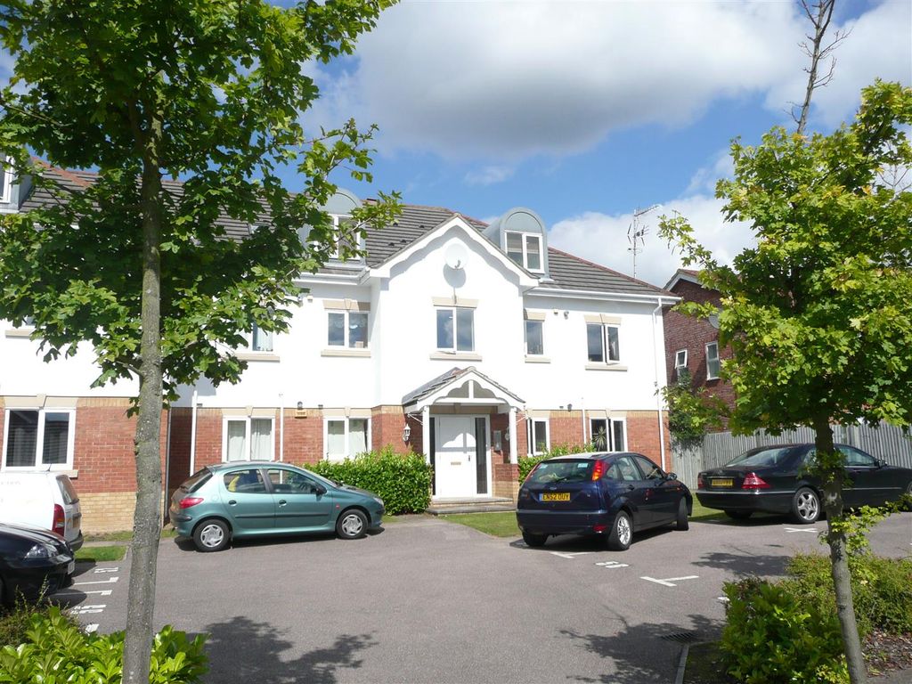2 bed flat to rent in Basildon Close, Byewaters, Watford, Hertfordshire