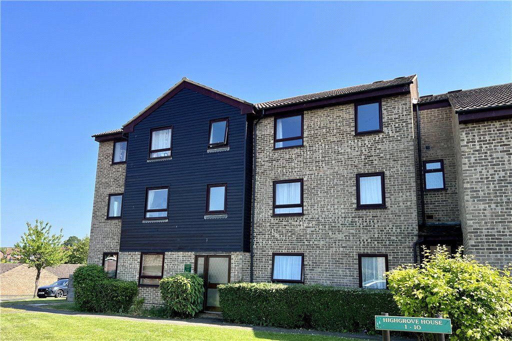 2 bed flat for sale in Kingfisher Drive, Guildford, Surrey GU4 Zoopla