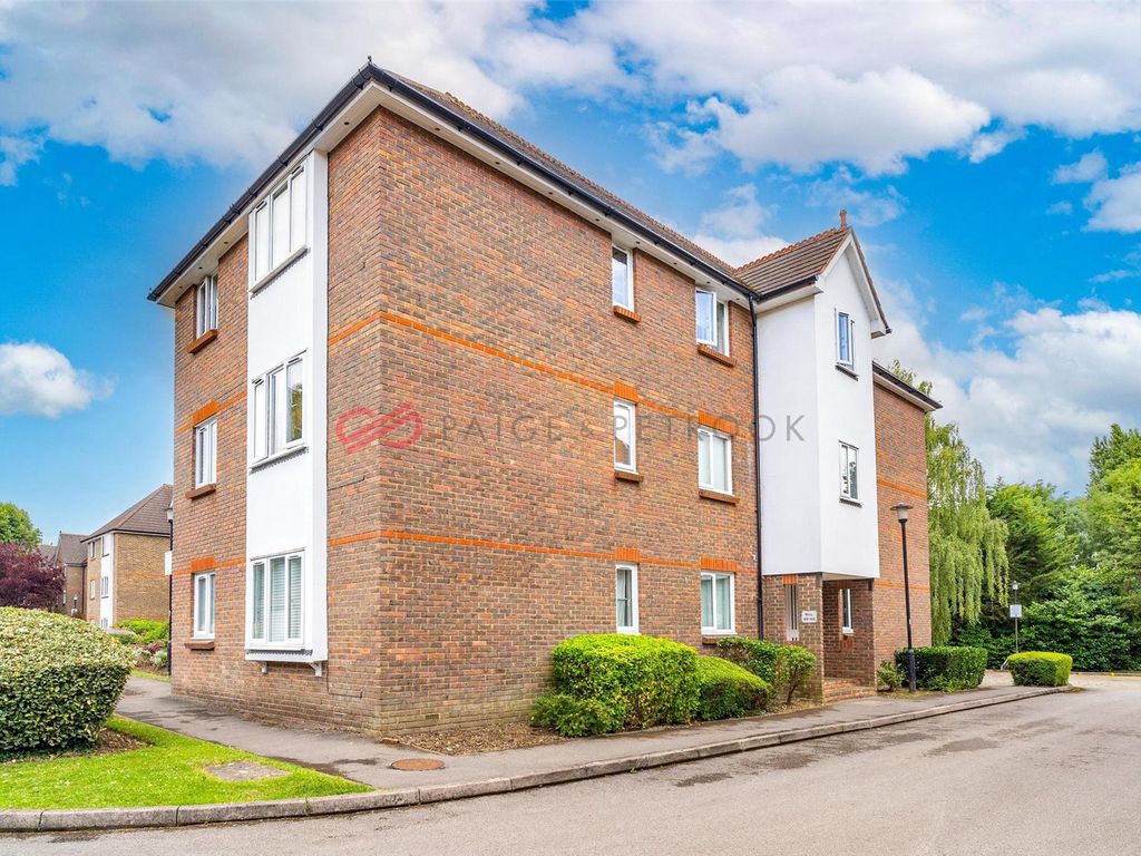 1 bed flat to rent in Granville Place, Elm Park Road, Pinner, Middlesex