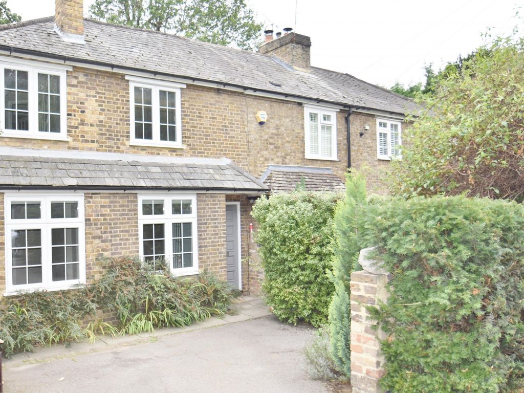 2 bed detached house to rent in Woodbank Cottages, Oxford Road, Gerrards Cross, Buckinghamshire