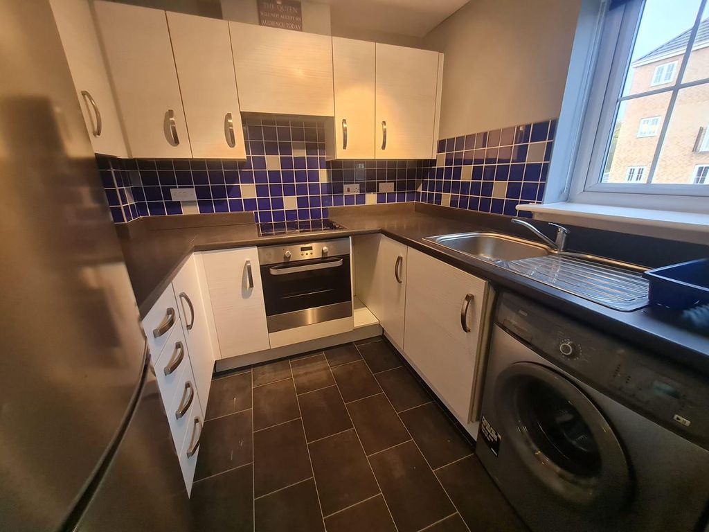 2 bed flat to rent in Woodside Court, Middleton, Leeds LS10 Zoopla