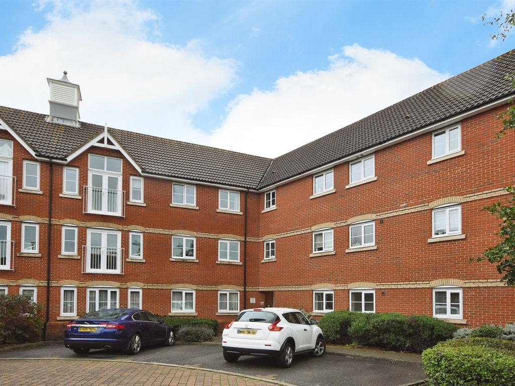 2 bed flat for sale in Searle Close, Chelmsford CM2, £108,000 Zoopla