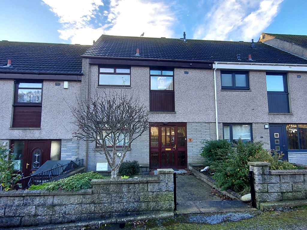 3 bed terraced house to rent in Cornhill Gardens, Aberdeen AB16, £950