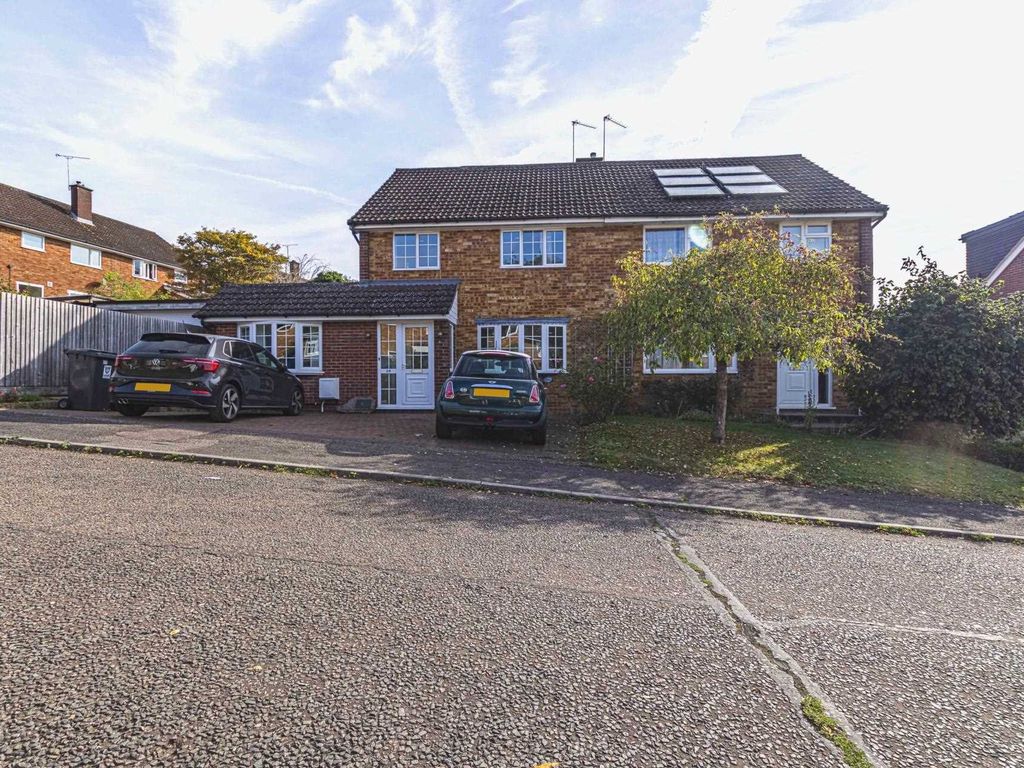 4 bed semidetached house to rent in Ridge Lea, Hemel Hempstead HP1, £