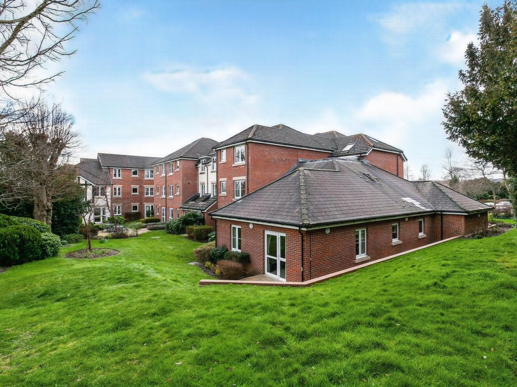 2 bed flat for sale in Castle Court, Hadlow Road, Tonbridge, Kent TN9, £100,000 Zoopla