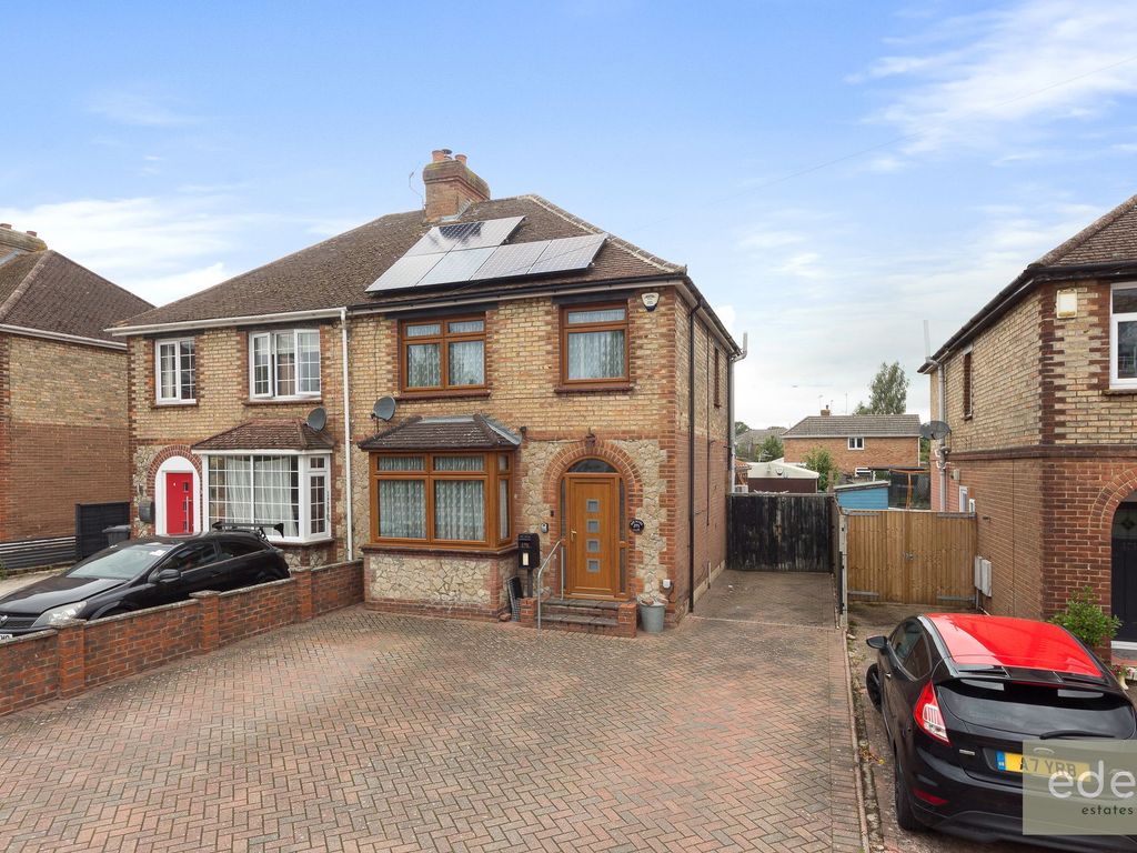 3 bed semidetached house for sale in New Hythe Lane, Larkfield ME20
