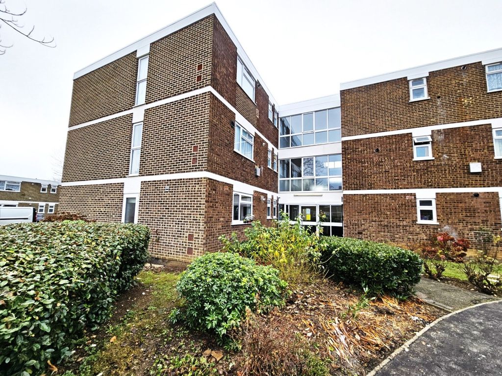 2 bed flat for sale in York House, Stratton Close, Edgware, Middlesex HA8, £350,000 Zoopla