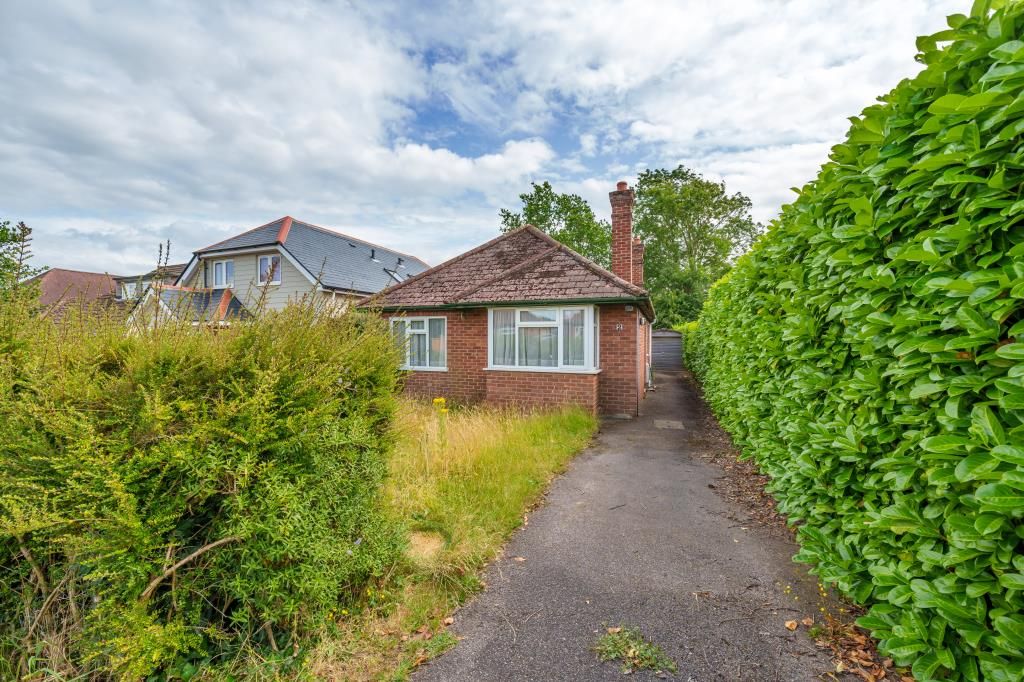 3 bed detached bungalow for sale in Thatcham, West Berkshire RG18, £