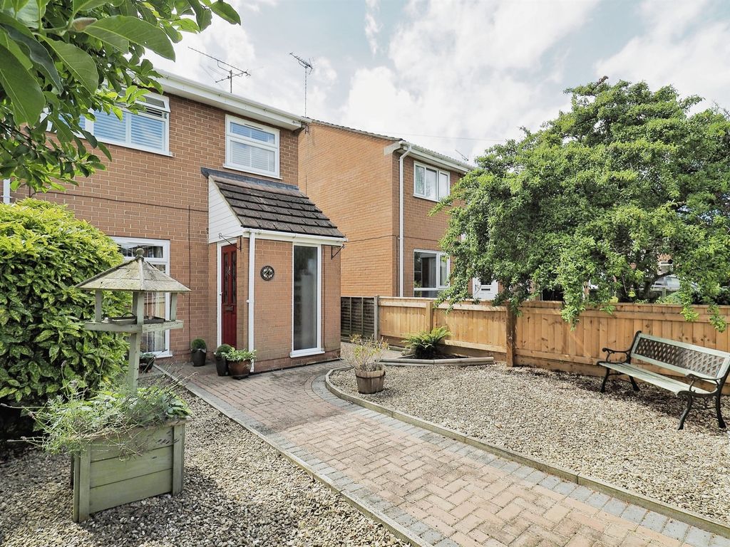 3 bed semidetached house for sale in Glendale Road, Durrington