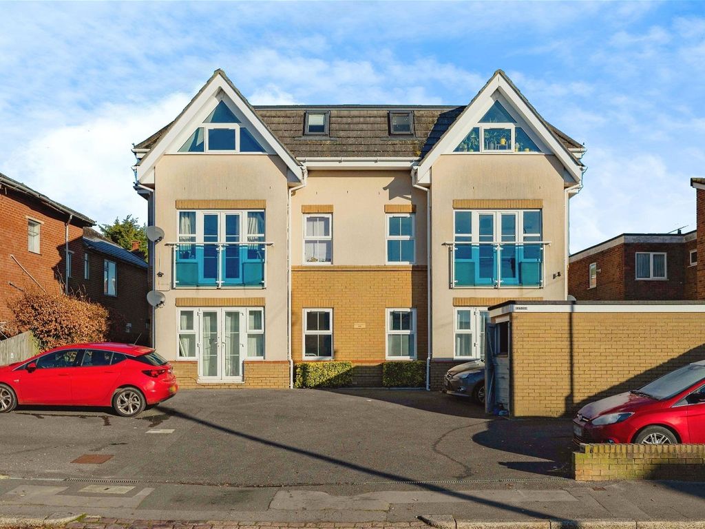 2 bed flat for sale in Millbrook Road East, Southampton SO15, £175,000