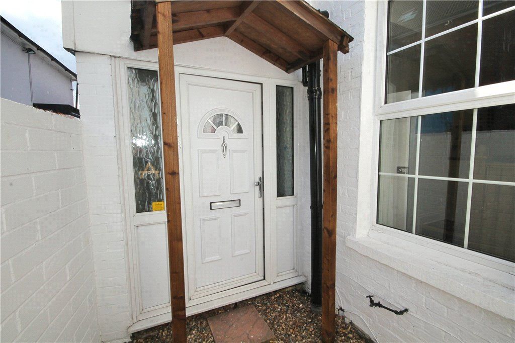 1 bed flat to rent in East Street, Epsom KT17, £1,050 pcm Zoopla