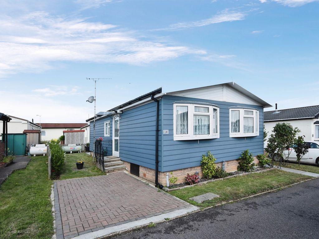 2 bed mobile/park home for sale in Tower Park, Hullbridge, Hockley SS5