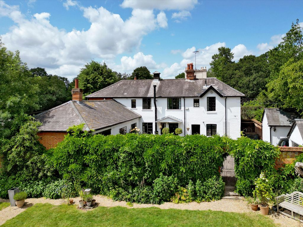 5 bed linkdetached house for sale in Lambs Lane, Swallowfield, Reading