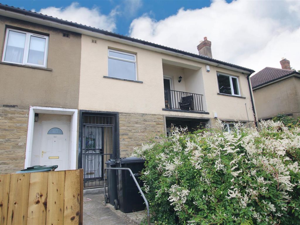 2 bed flat to rent in Greenfield Avenue, Shipley BD18, £675 pcm Zoopla