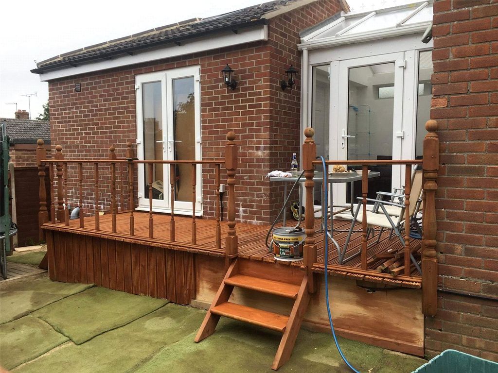 Studio to rent in 24 Carisbrooke Gardens, Yeovil BA20 Zoopla