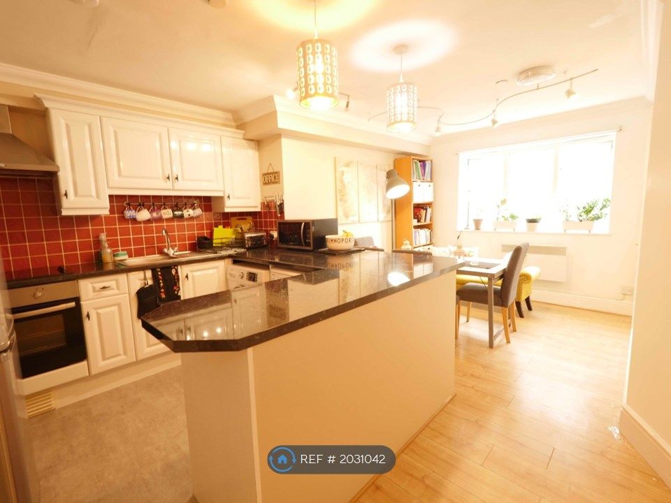 3 bed flat to rent in Timber Hill Court, Caterham CR3, £1,500 pcm Zoopla