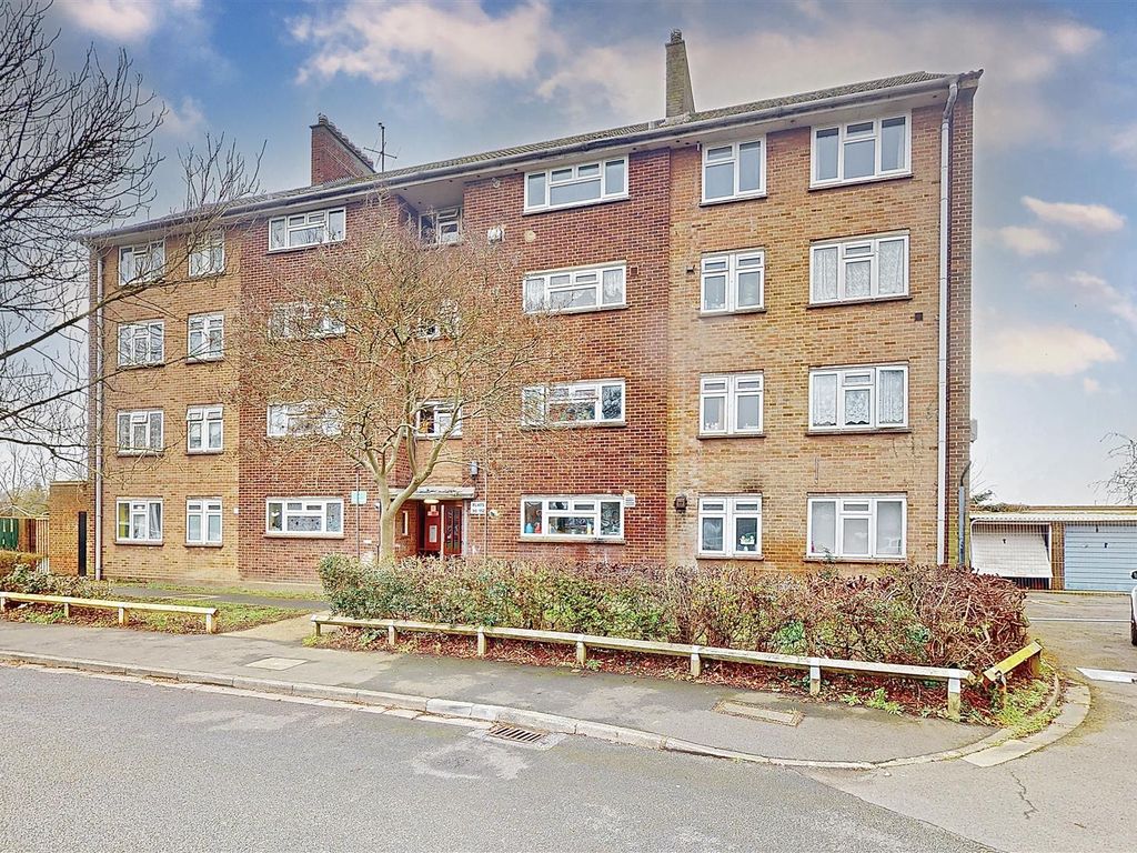 3 bed flat to rent in Oxford Way, Feltham TW13 Zoopla