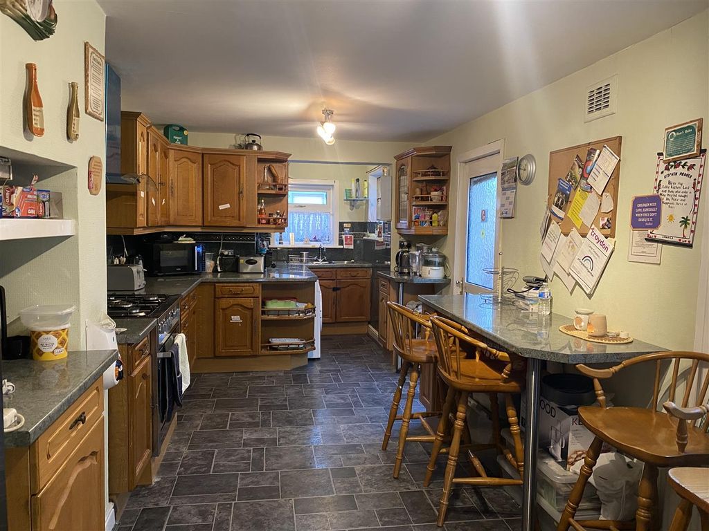 2 bed shared to rent in Whitehorse Lane, London SE25, £