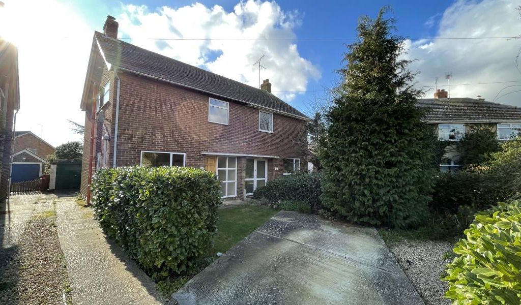3 bed property to rent in Heath Road, Wivenhoe, Colchester CO7, £1,350