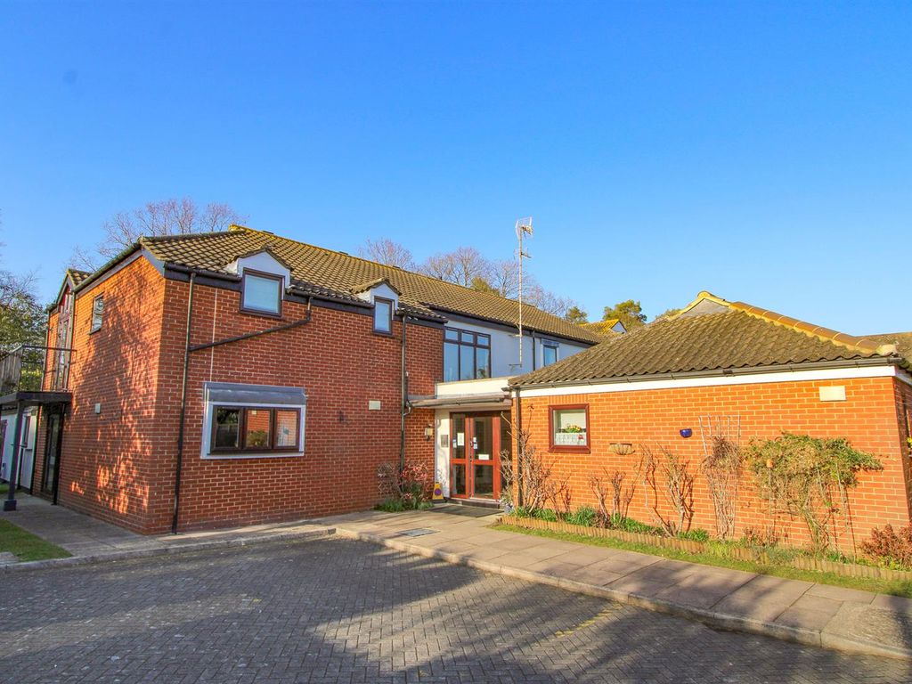 2 bed flat for sale in Stokes Ridings, Chapel Road, Tadworth KT20 Zoopla