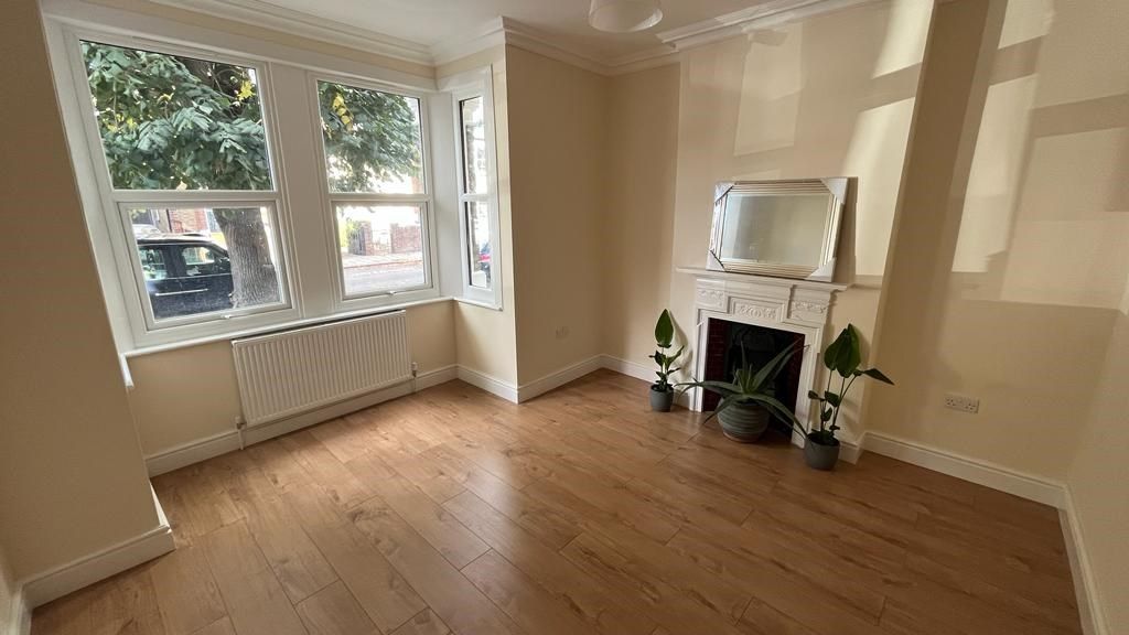 2 bed to rent in St Stephens Road, Hounslow TW3, £1,895 pcm