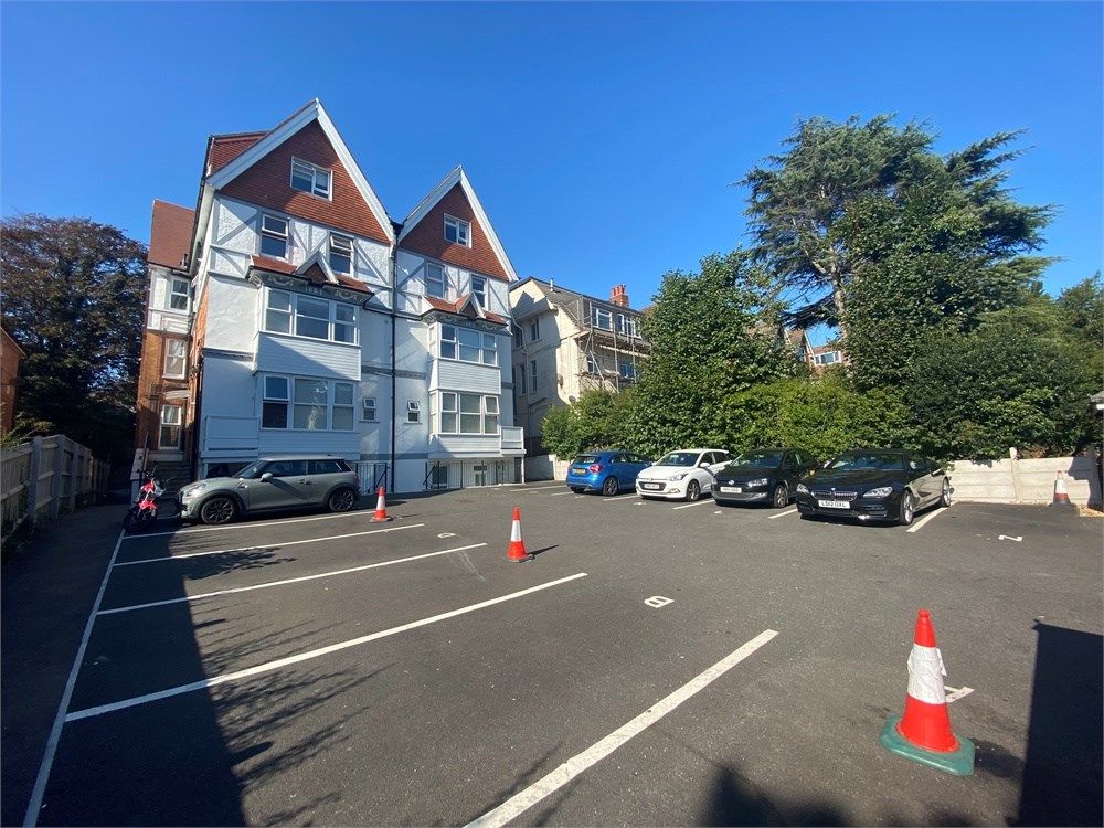 2 bed flat to rent in Gardens, Bournemouth, Dorset BH1, £1,250