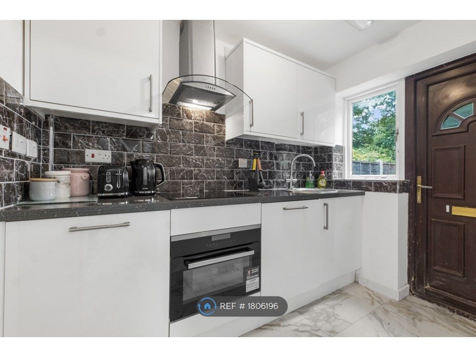 Studio to rent in Wilkinson Croft, Birmingham B8, £800 pcm Zoopla