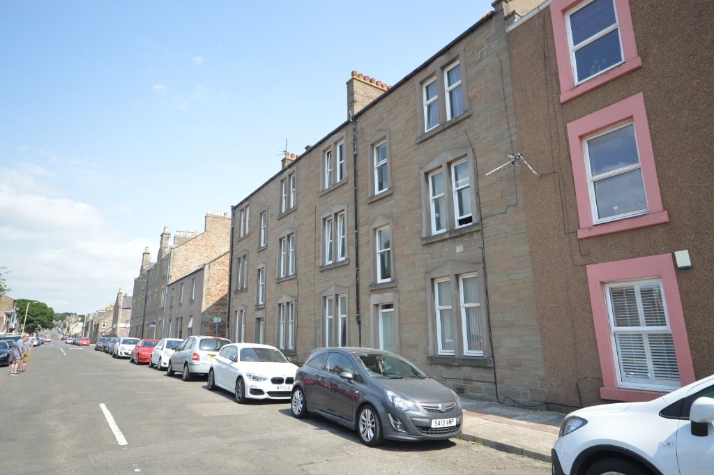 2 bed flat to rent in Church Street, Broughty Ferry, Dundee DD5, £795