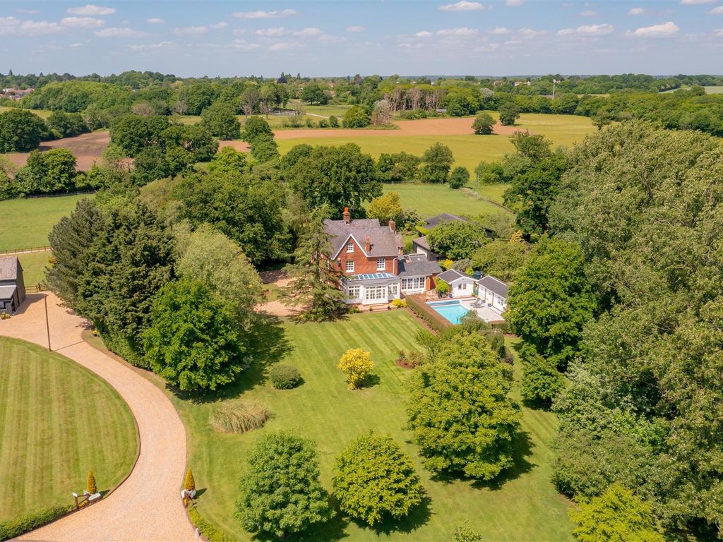 6 bed detached house for sale in Middle Road, Ingrave, Essex CM13, £
