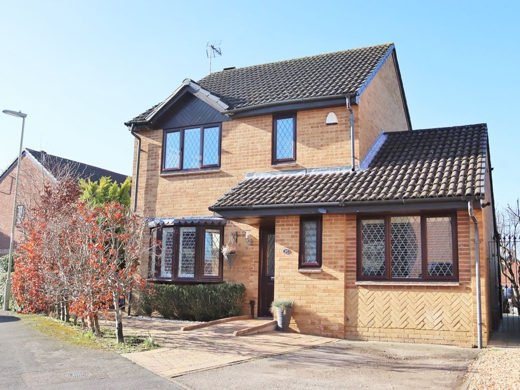 4 bed detached house for sale in Ryves Avenue, Yateley GU46 Zoopla