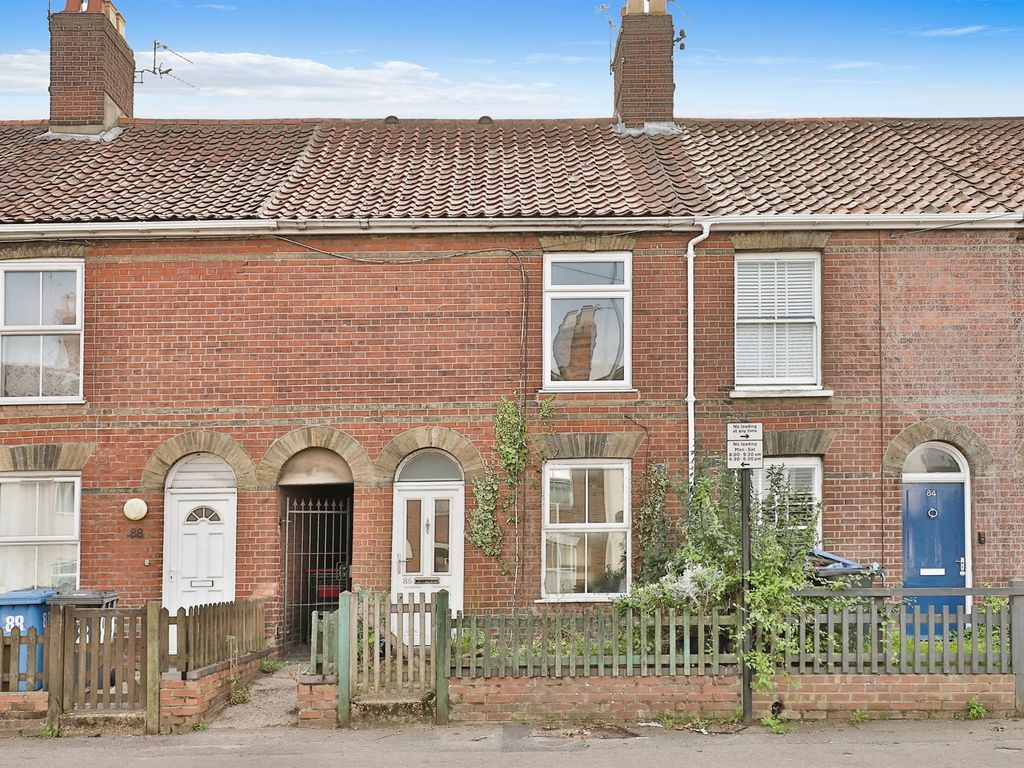 2 bed terraced house for sale in Magpie Road, Norwich NR3, £170,000