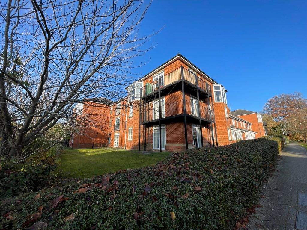 2 bed flat for sale in Lady Aylesford Avenue, Stanmore HA7, £425,000