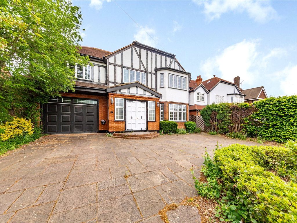 6 bed detached house to rent in Ingrebourne Gardens, Upminster, Essex