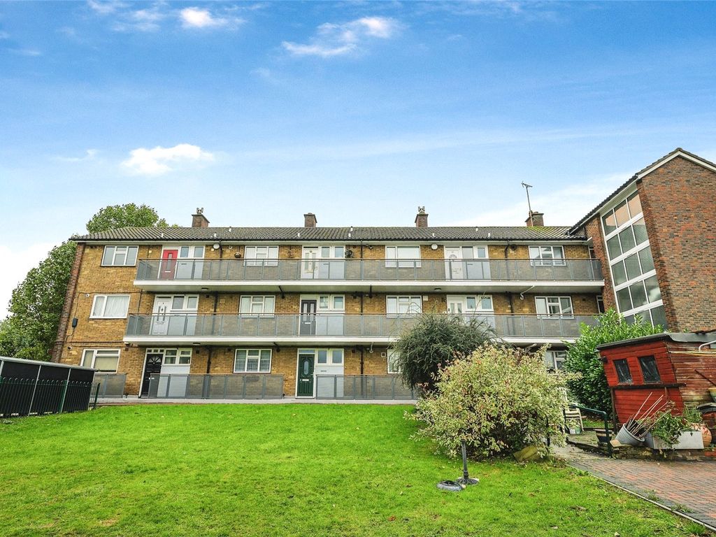 1 bed flat for sale in Trowbridge Road, Romford RM3, £200,000 Zoopla