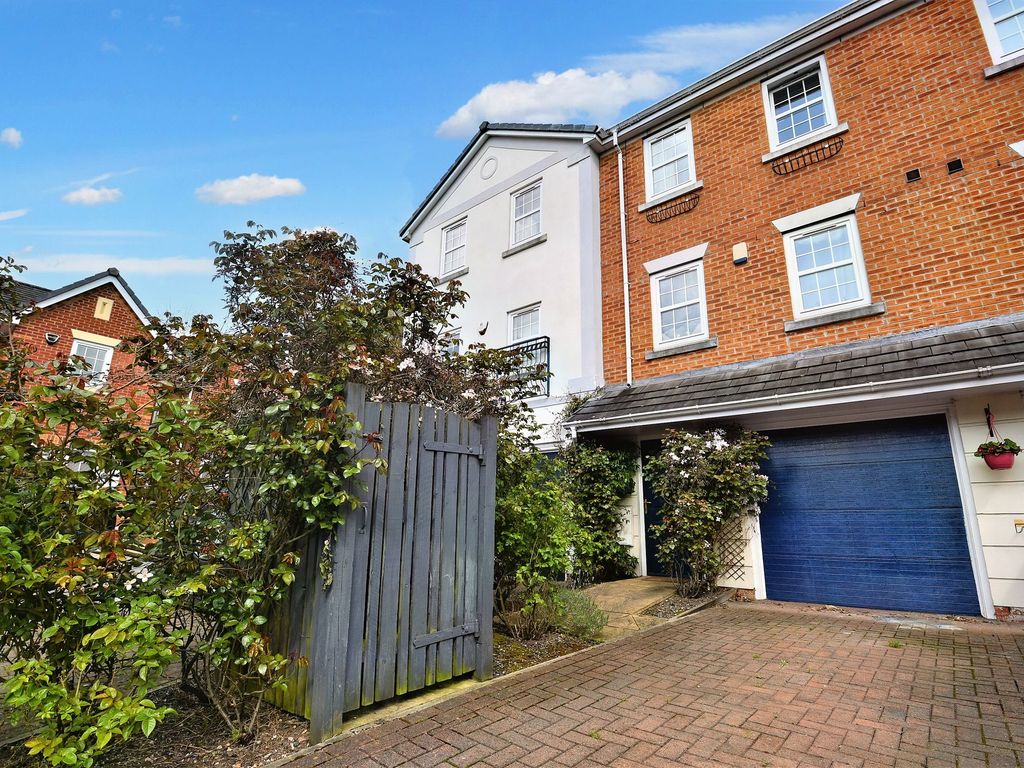 3 bed town house for sale in Chaplin Close, Salford M6 Zoopla