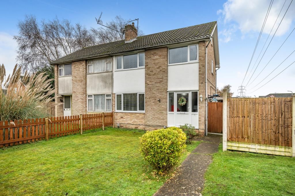 3 bed semidetached house for sale in Woodley, Convenient For Schools